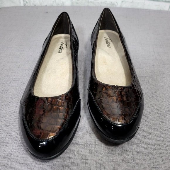 Trotters Womens 11 Arnello Closed Toe Ballet Flats Brown Faux Crocodile Texture - Picture 2 of 9